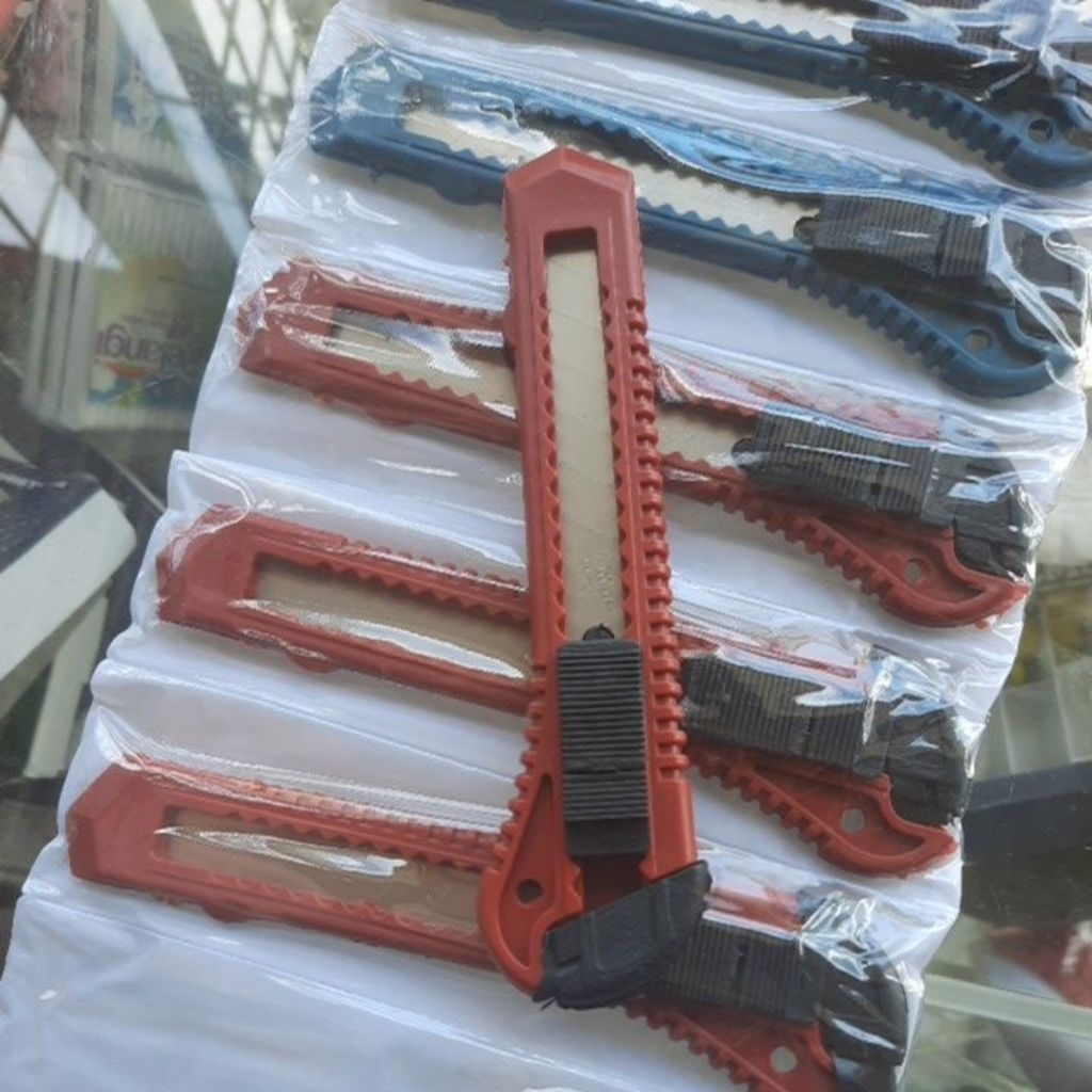 

Cutter pisau kecil