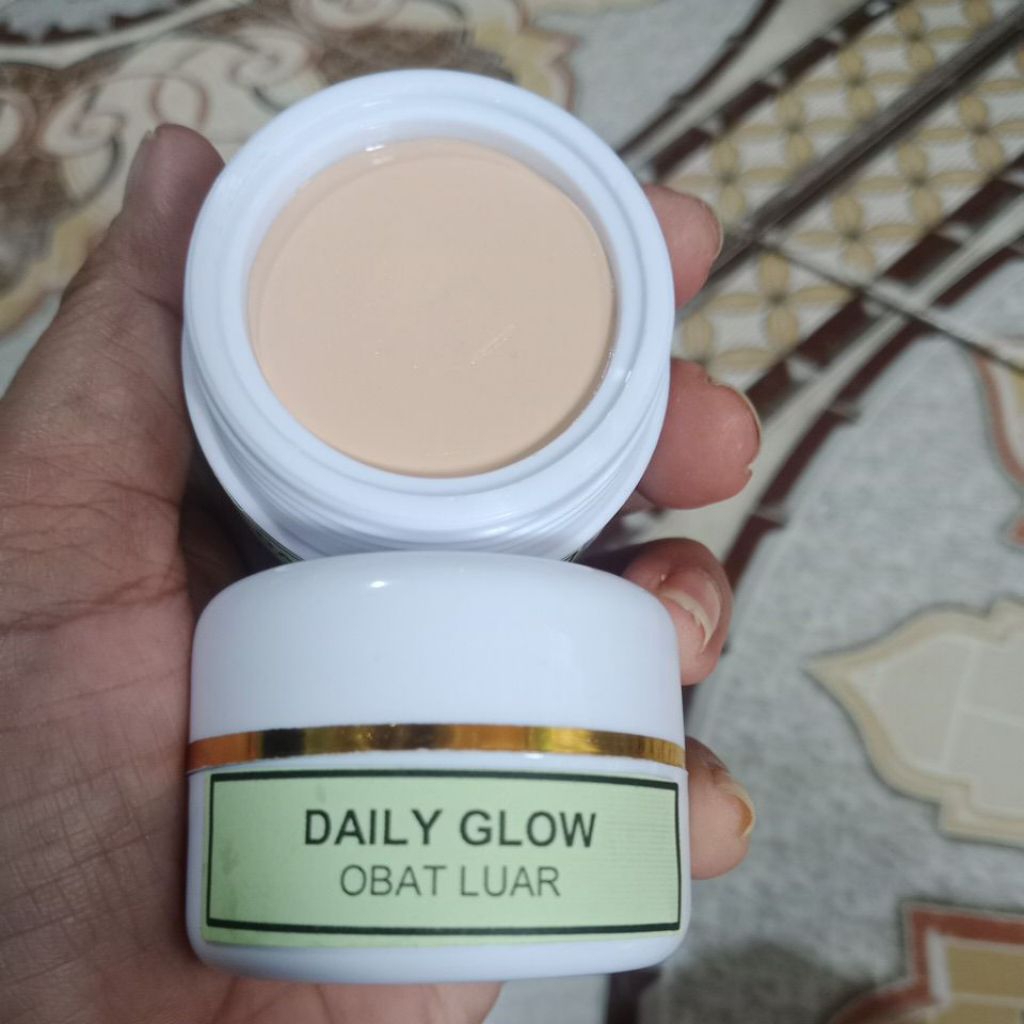 CREAM DAILY GLOW menghilangkn flek memutihkan wajah