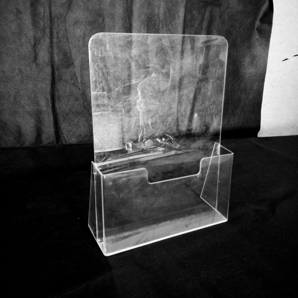 

Display Tempat Brosur A4 Ukuran 22 x 3 x 29 cm
