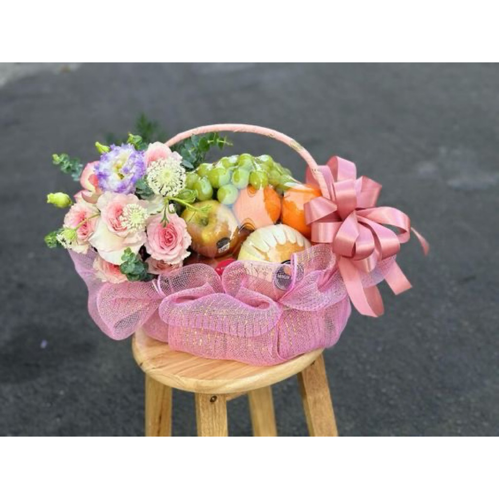 

hampers buah dan bunga segar siap pakai untuk kapan saja order segera buah di keranjang dan bunga segar seserahan lamaran hampers sakit natal imlek lebaran