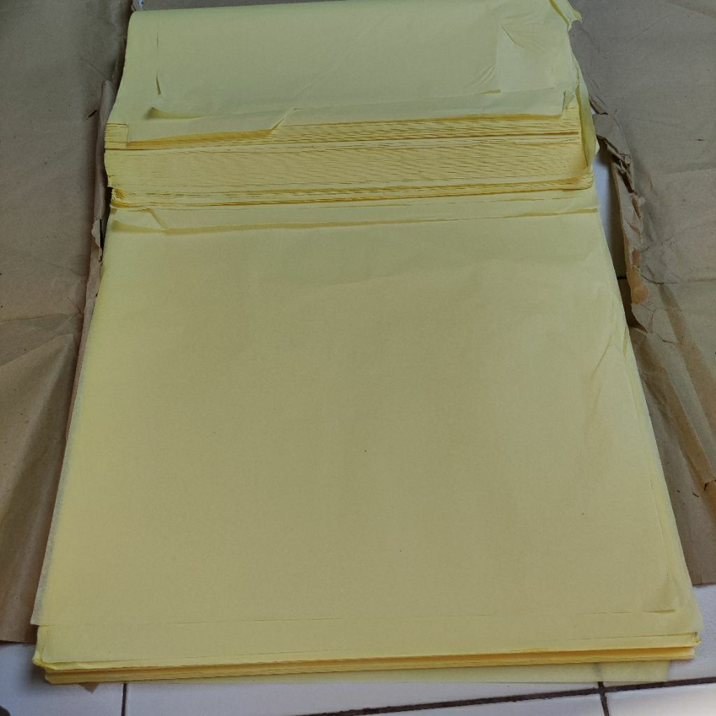 

Kertas Untuk Layangan Polos Seot Munaroh isi 50 Lembar 1 Lembar untuk 2 buah layangan.