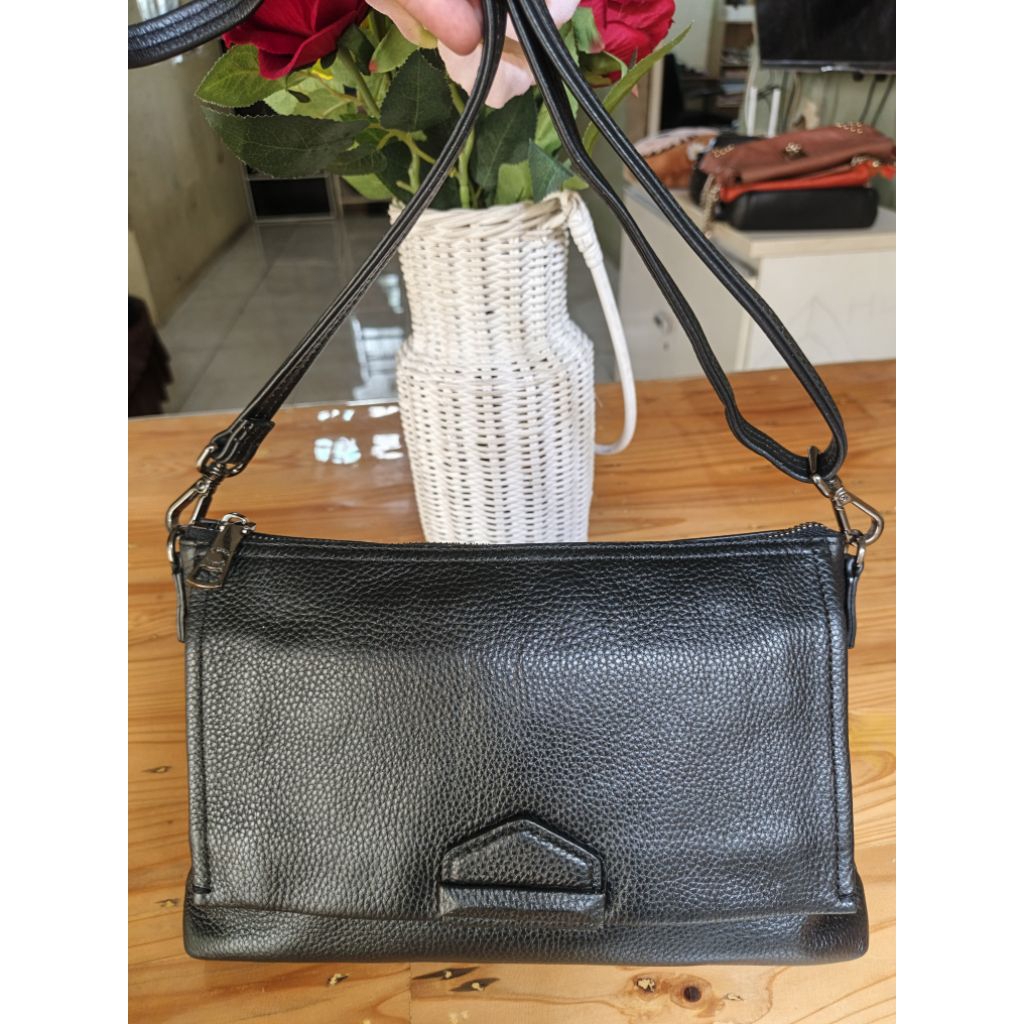 sling bag brand ELEGANCE preloved