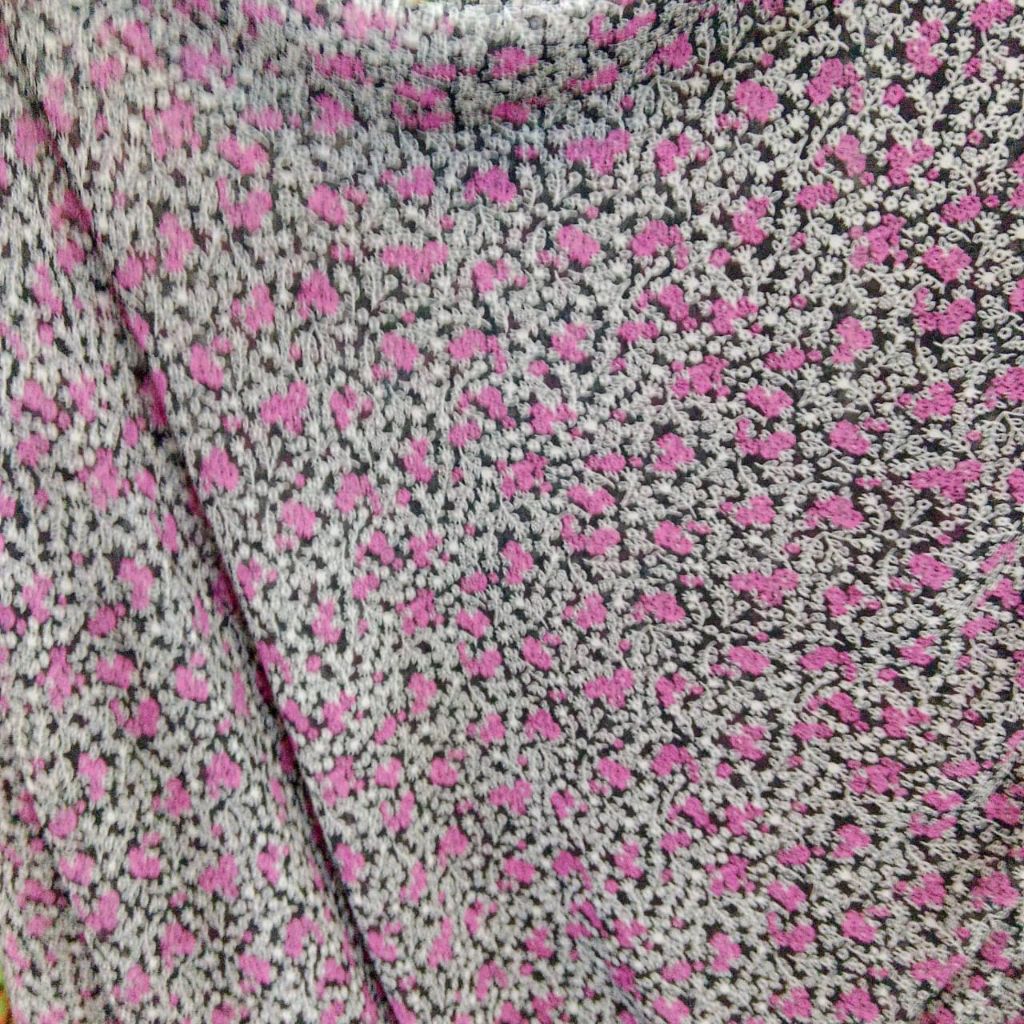 Kain Ceruty Motif Bunga Kecil Ungu Putih – Dasar Hitam Elegan, Bahan Adem & Jatuh (Harga Kain Per½ M