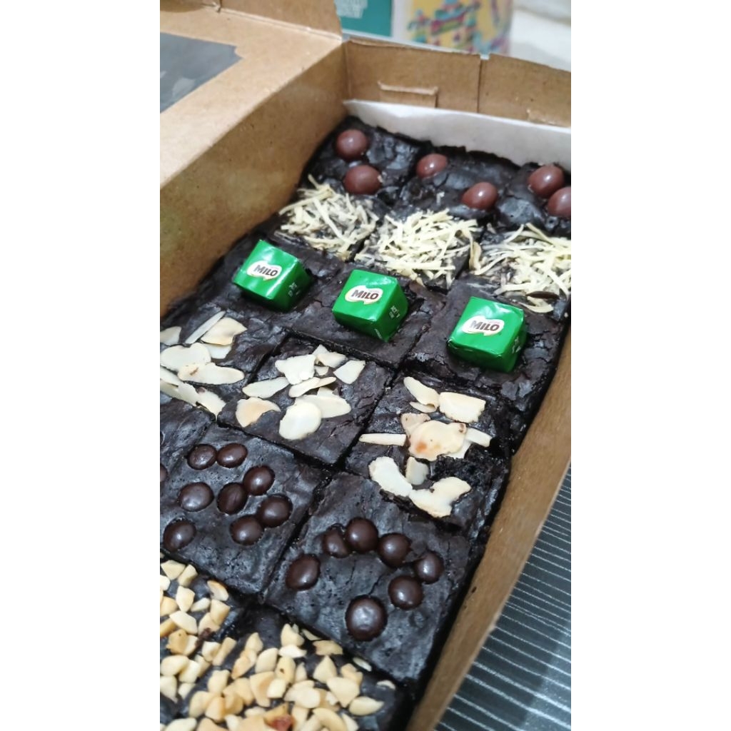 

(brownies kita) Brownies Fudgy premium halal shiny enak topping Milo