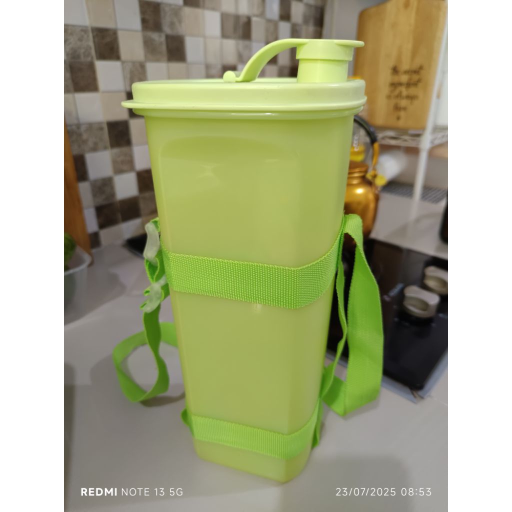 Preloved botol minum tupperware 2L