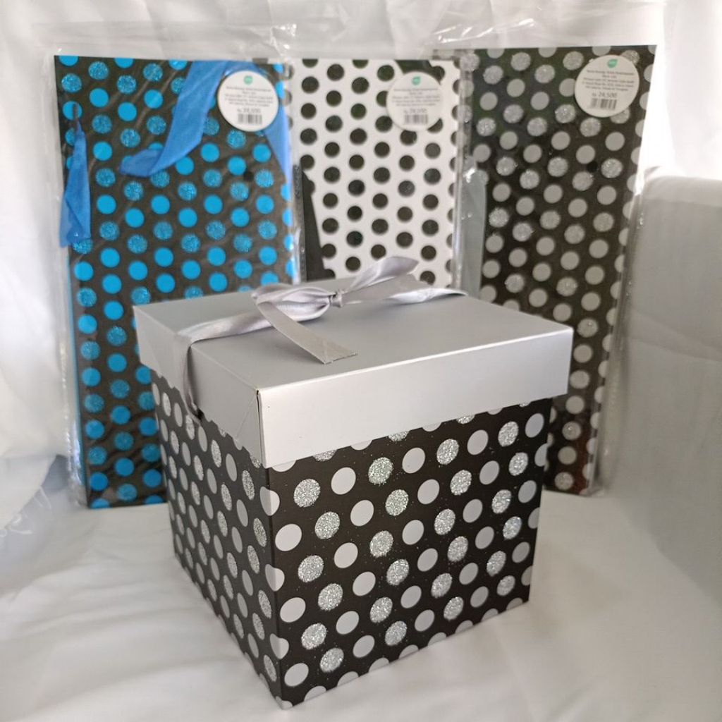 

KOTAK KADO GIFT BOX 15 X 15 CM