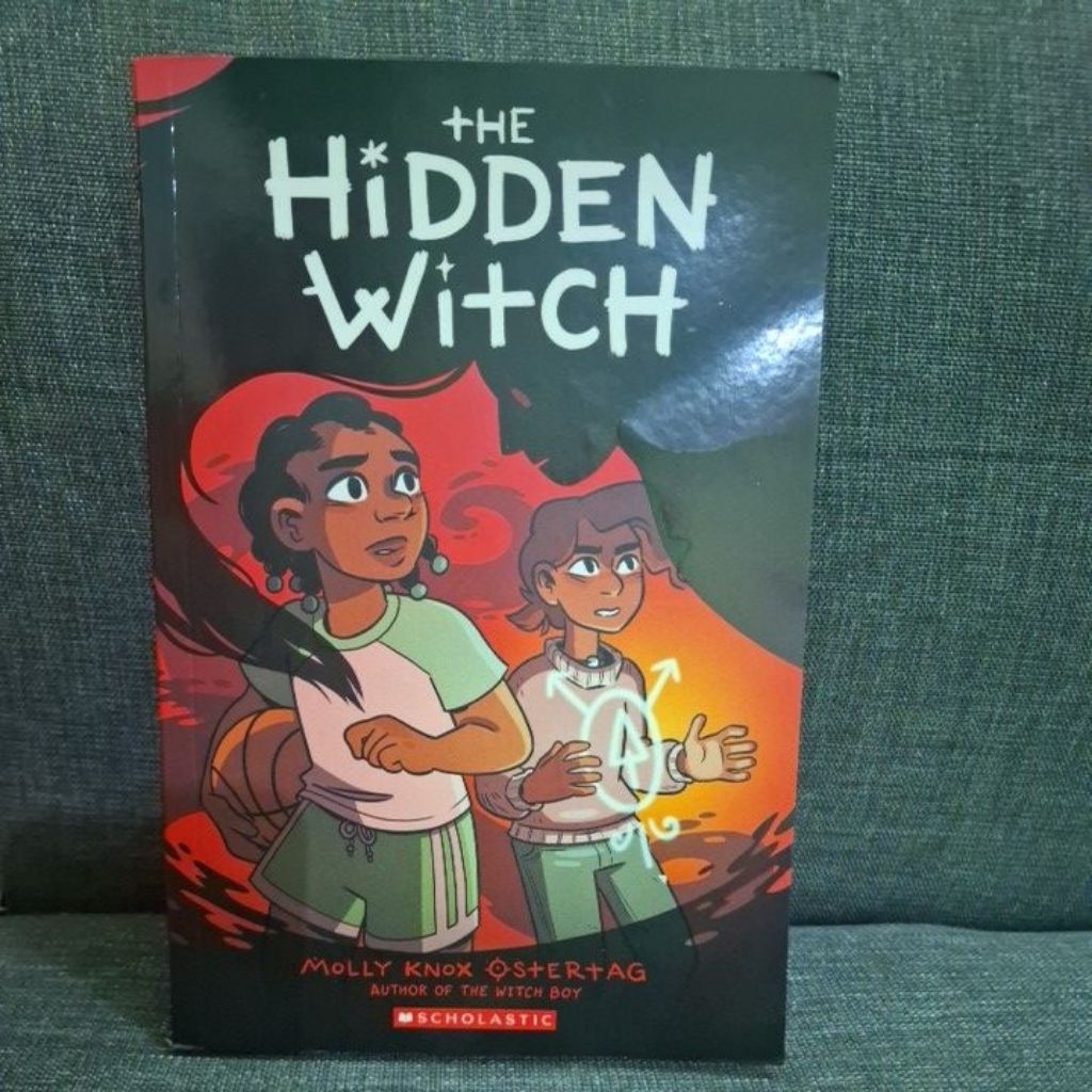The hidden witch - PRELOVED - Novel Import - bekas. Graphic Novel.