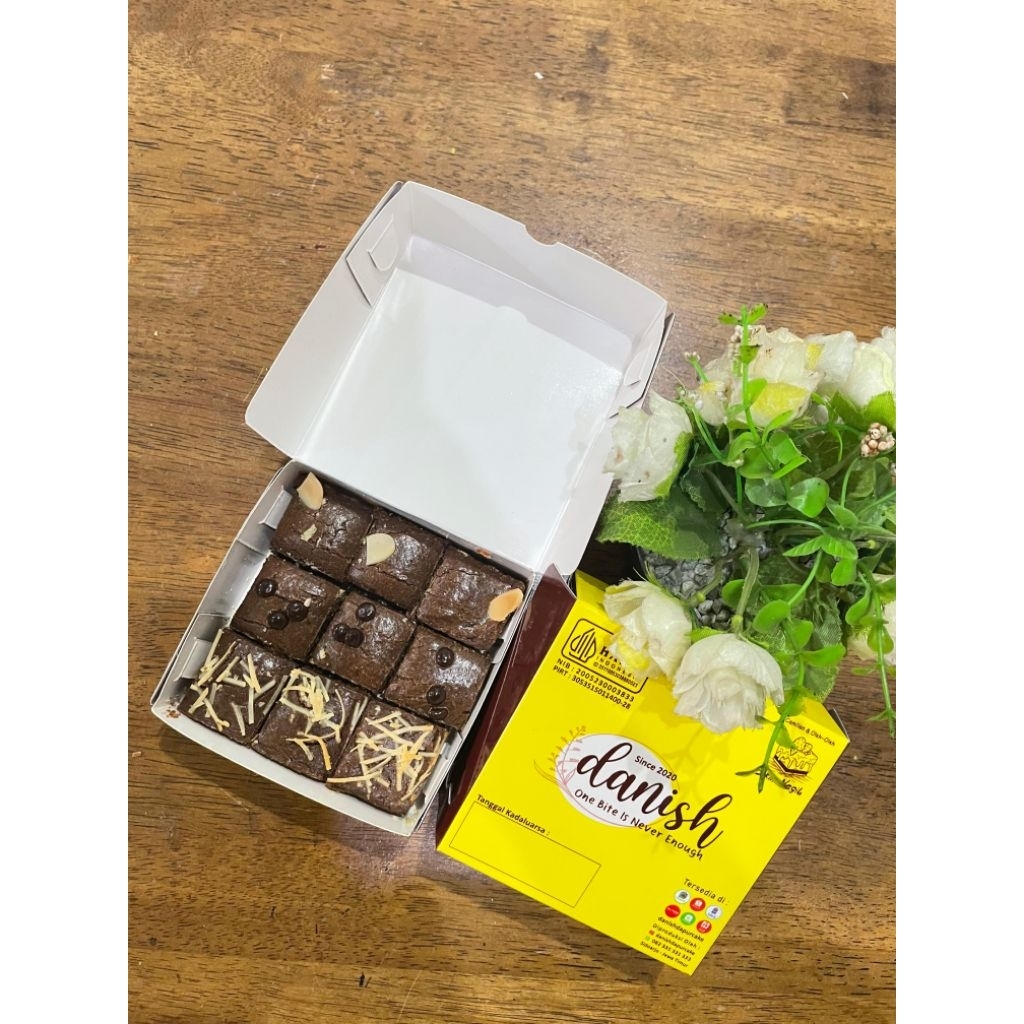 Danish Mini Lekker Holland Coklat / Boterkoek 10x10 (9 Potong) Panggang Wangi Butter Rasa Coklat by 