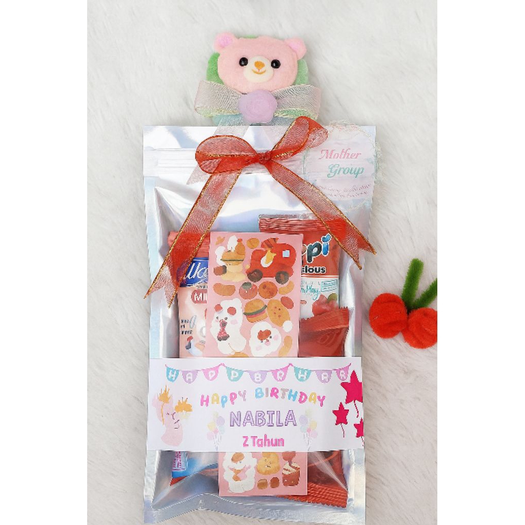 

PAKET MINI GIFT SNACK MERAH / HAMPERS SNACK MINI / KARTU UCAPAN SNACK / FREEBIES / GRADUATION GIFT
