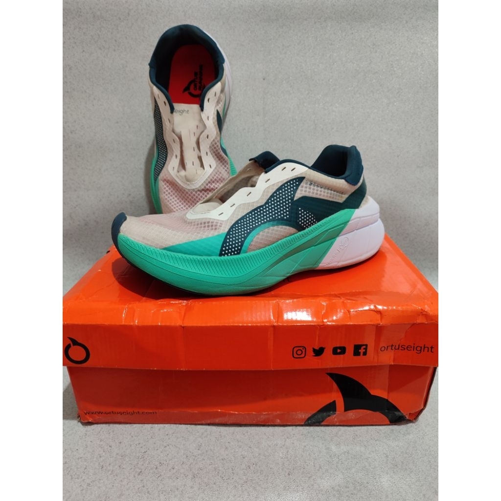 Sepatu running ortuseight Hyperfuse 3.0 white/aqua preloved second