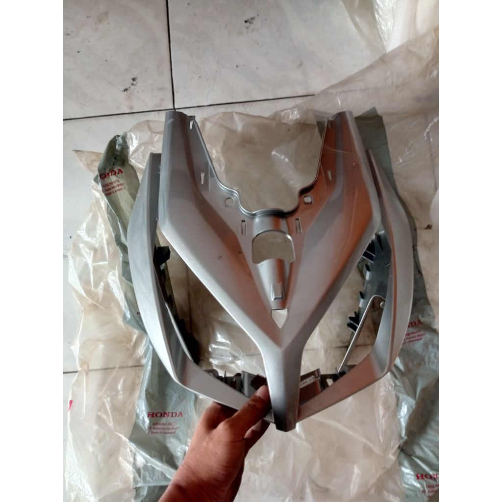 COVER TAMENG DADA DEPAN VARIO TECHNO 110 KARBU SILVER ORIGINAL AHM