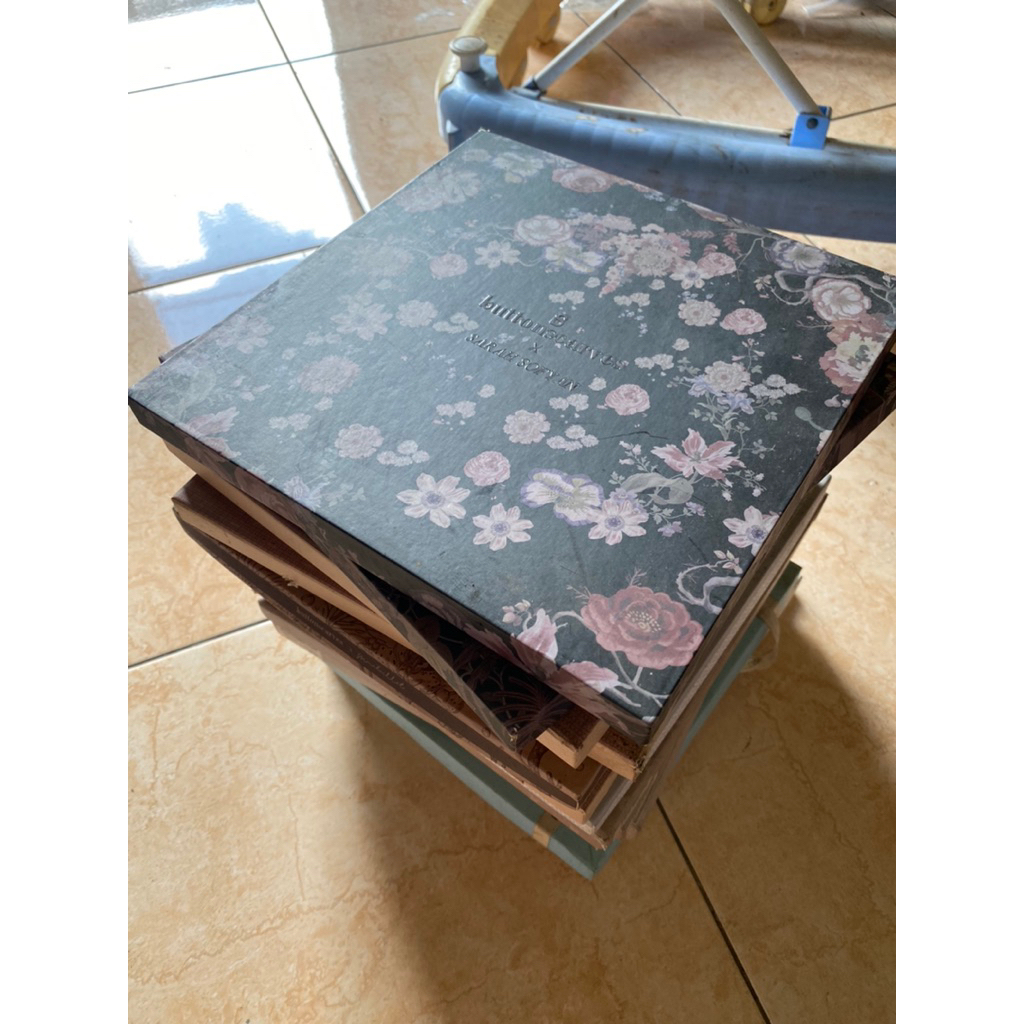 

Box Hijab Buttonscarves / Lasabelle / Donna / Ayudyahandari / Hida Hasan (HANYA BOX SESUAI FOTO)