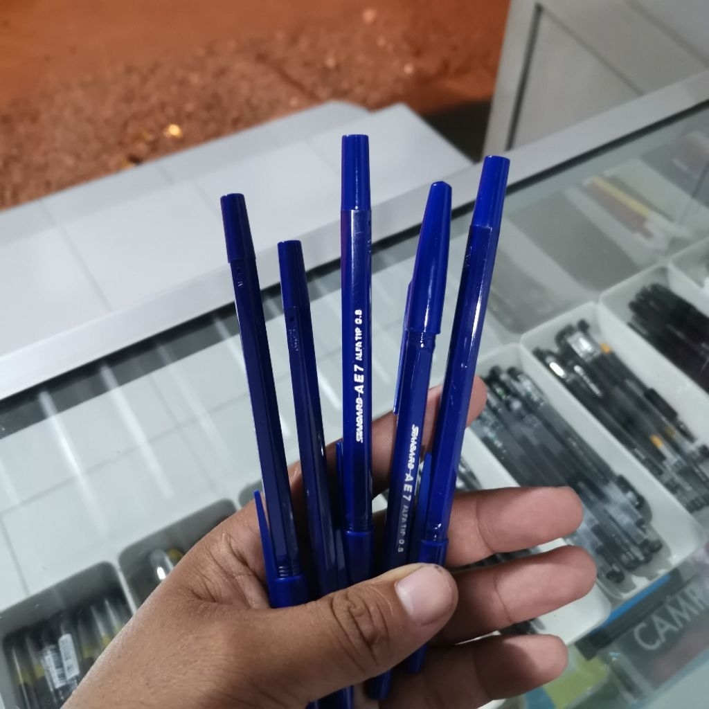 

Pulpen Standard warna biru dan merah