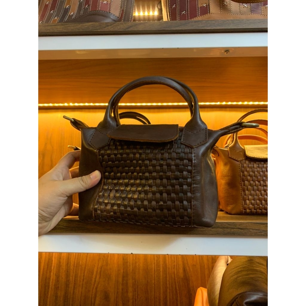 TAS KULIT ANYAM