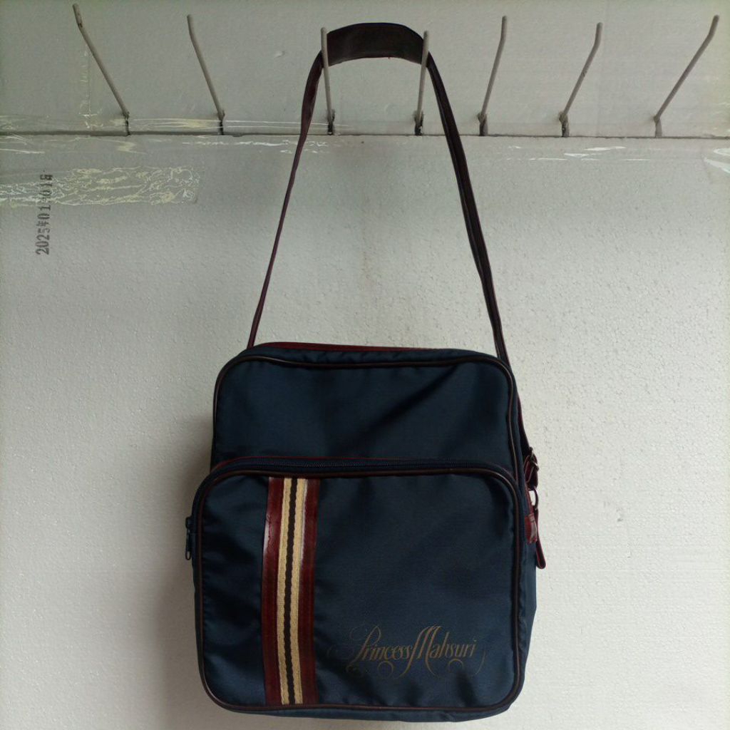 

Princess Mahsuri Bag-alas-27x10cm-tinggi-32cm-preloved