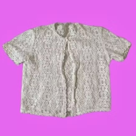 Outer Renda Vintage Putih – Atasan Brokat Rajut Lengan Pendek