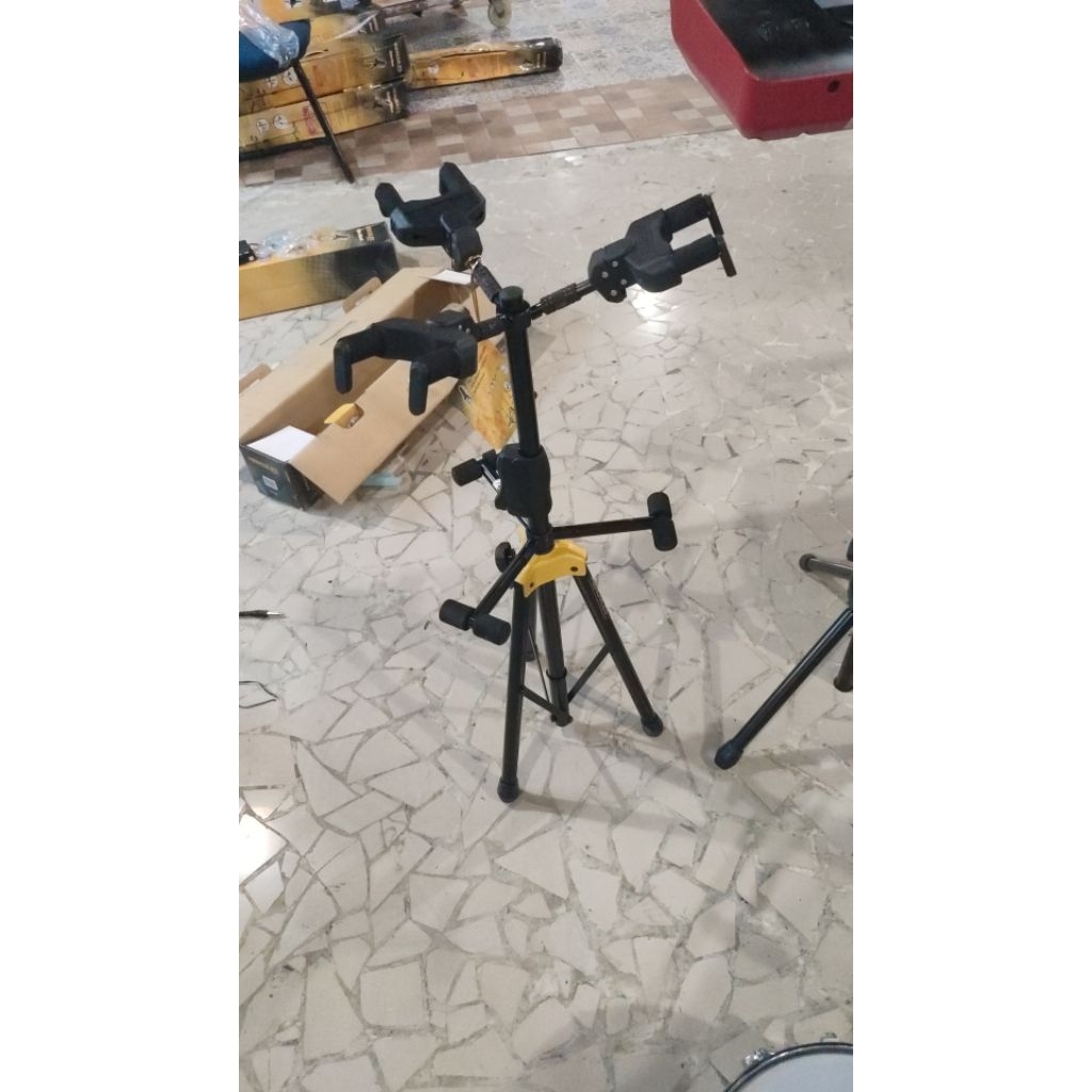 stand gitar hercules GS432b isi 3 susun