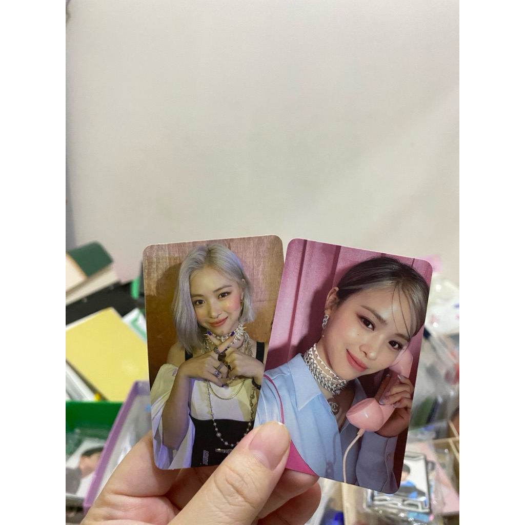 ITZY -- Official Photocard