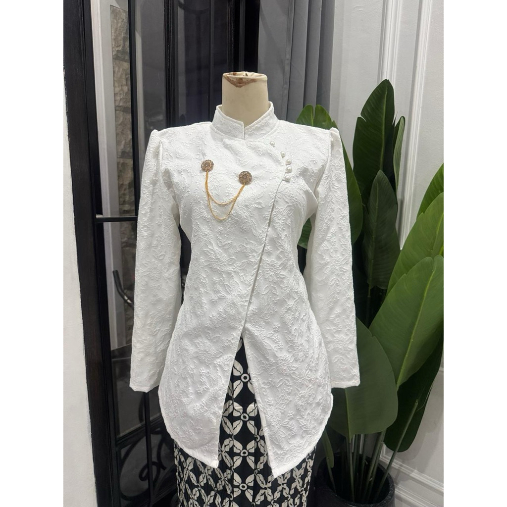 Set Kebaya Janggan Fukuro Jacquard dengan Rok Prisket Wiron untuk Acara Pesta