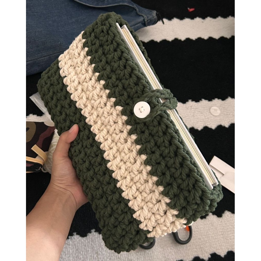 

CROCHET BOOK SLEEVE | COVER BUKU RAJUT