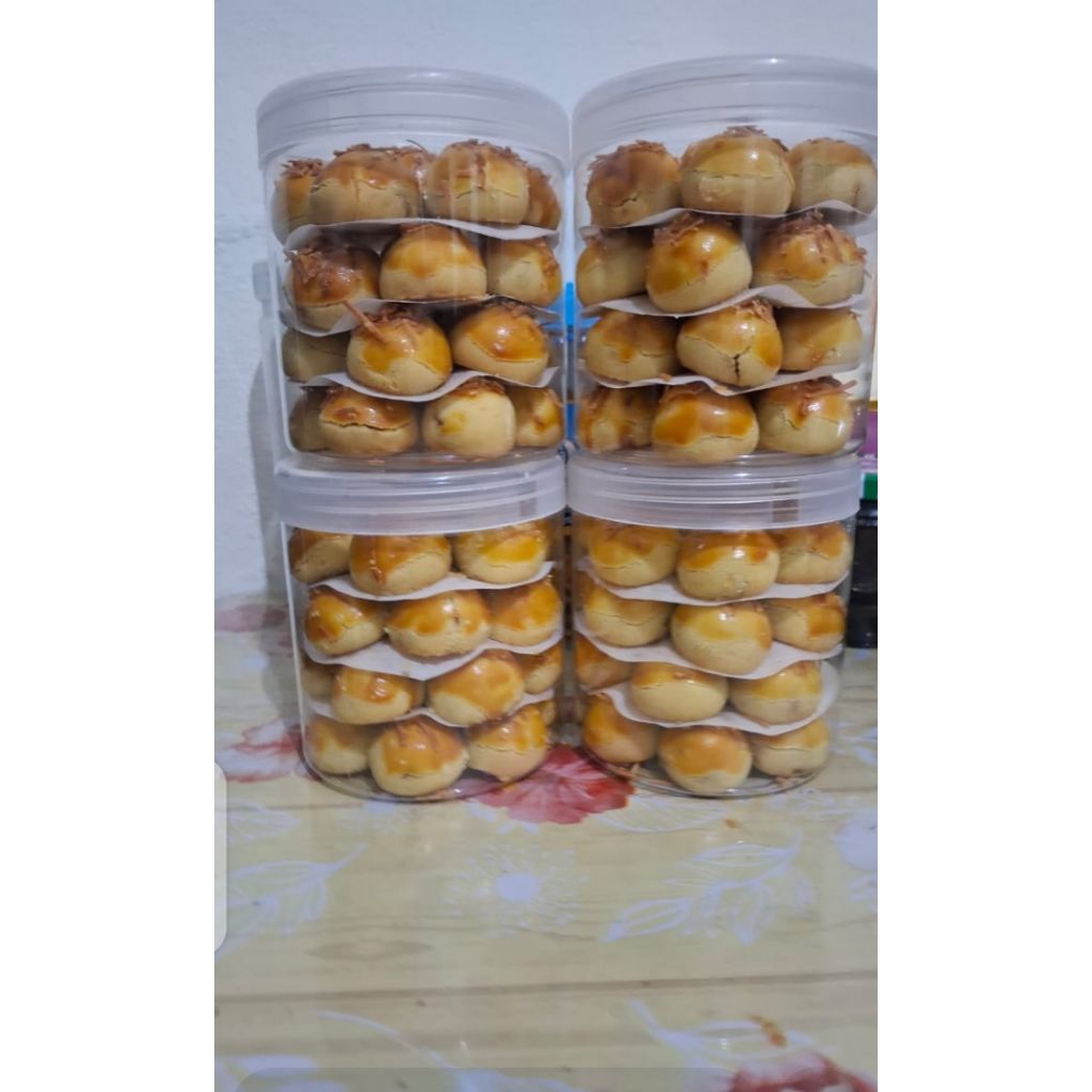 

nastar premium isi nanas asli lumer.pake mentega caping 350 gram