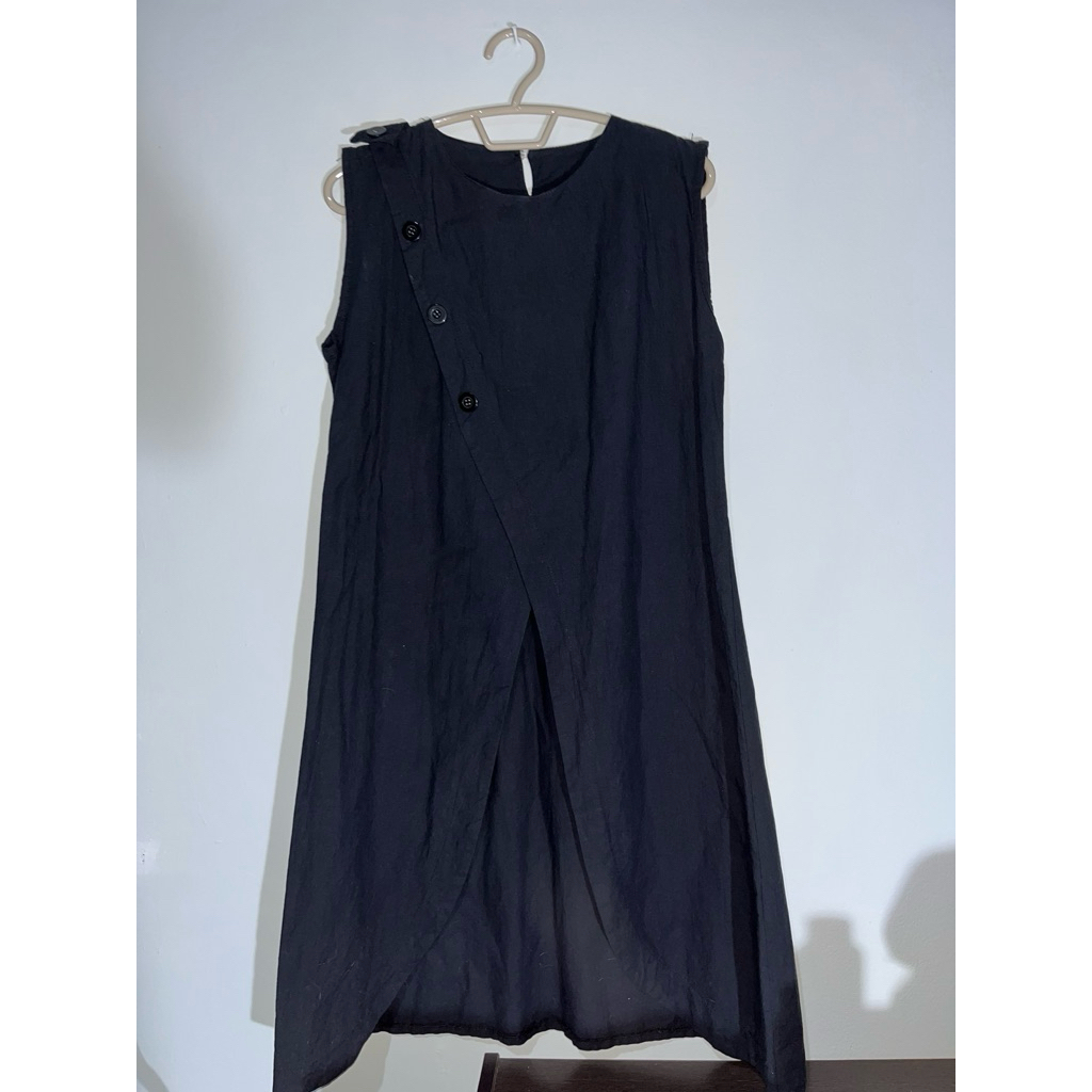 OUTER PANJANG TANPA LENGAN HITAM