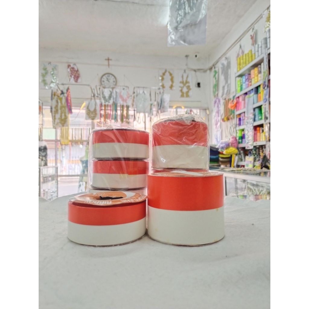 Pita bahan plastik merah putih