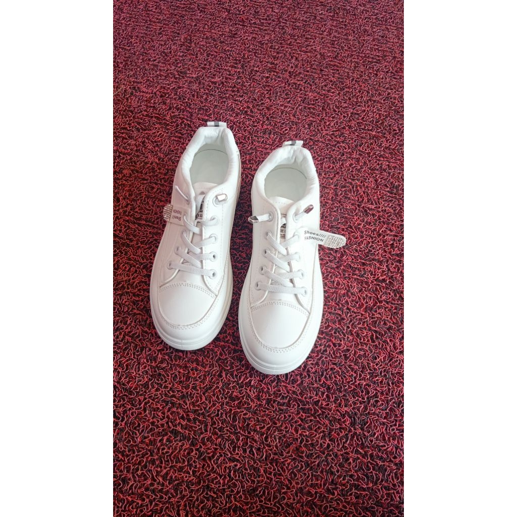 Sepatu putih Sneaker wanita