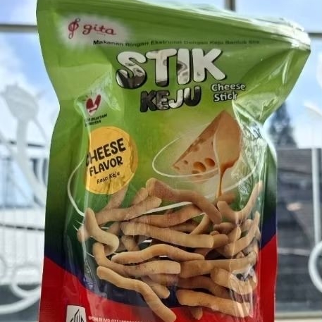 

Stik keju. Makanan ringan ekstrudat dengan keju bentuk stik. berat 100g