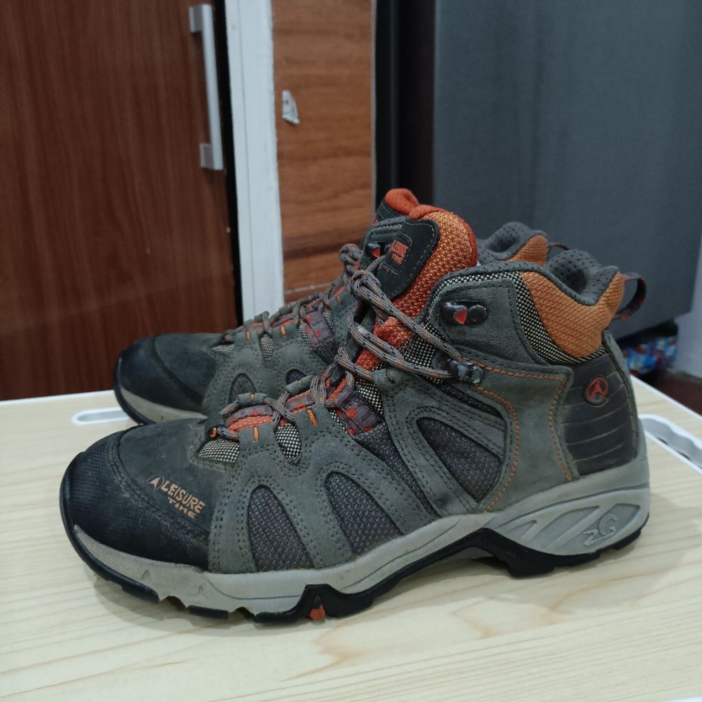 Sepatu Gunung Leisure Time 42