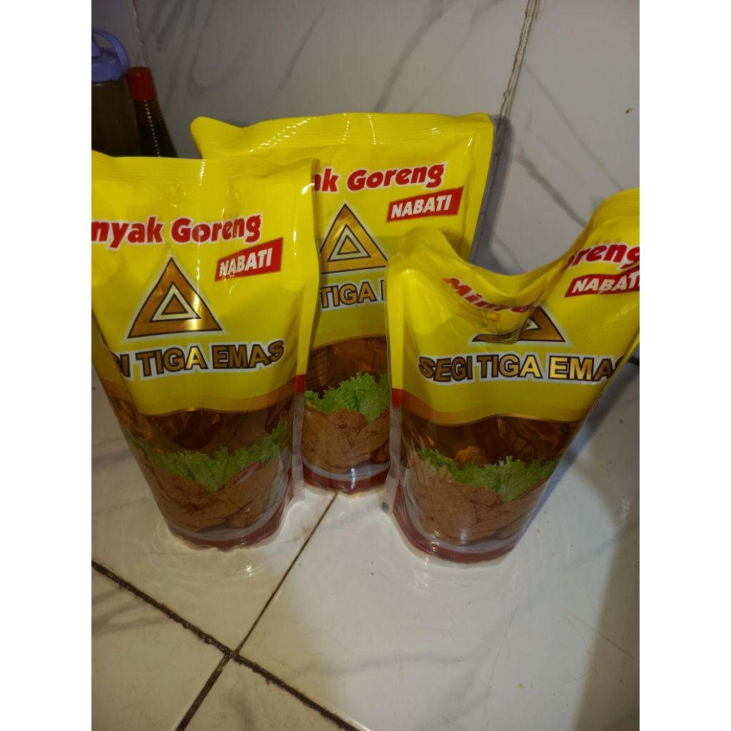 

MINYAK GORENG SEGITIGA EMAS 1LITER