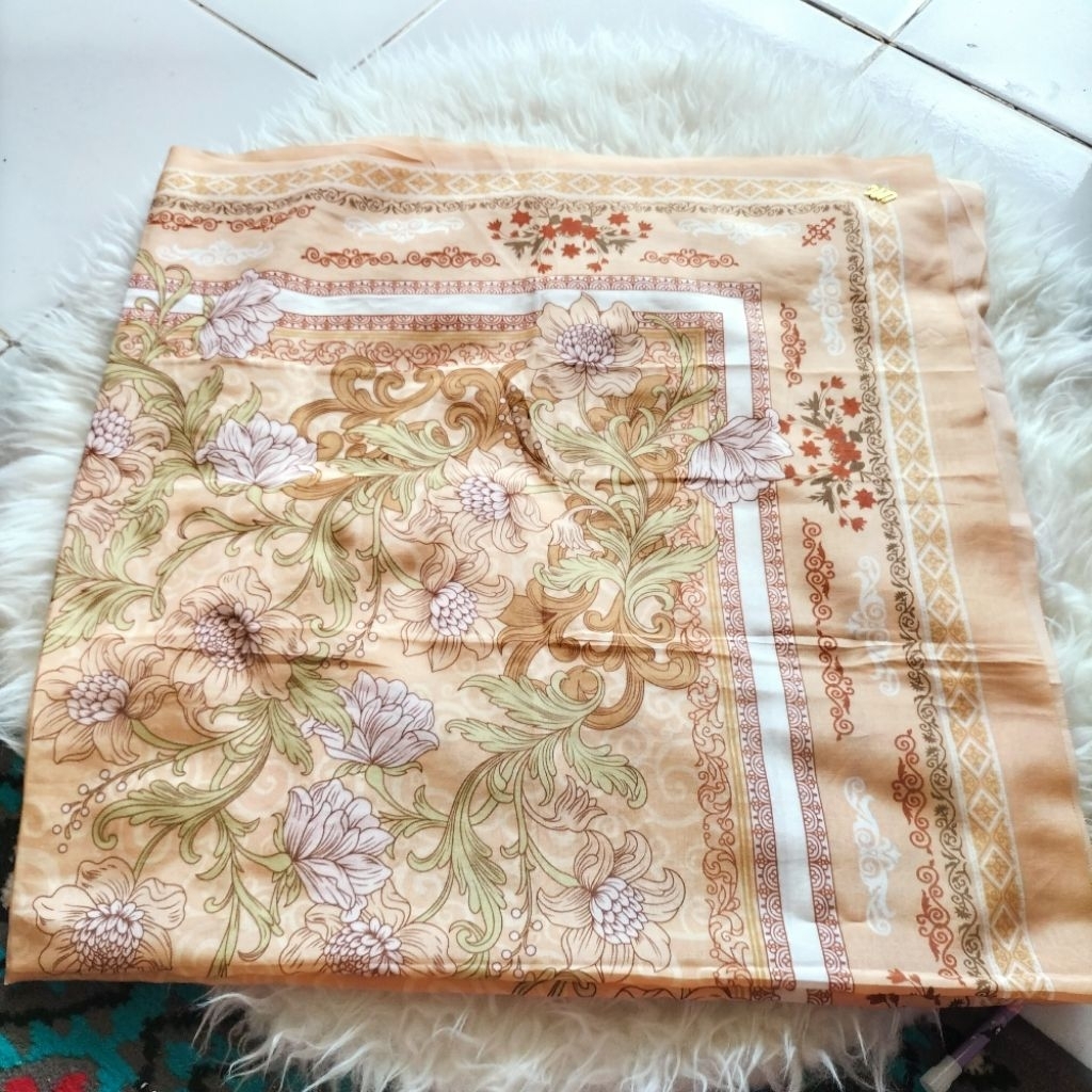 Hijab Segi Empat Motif Um