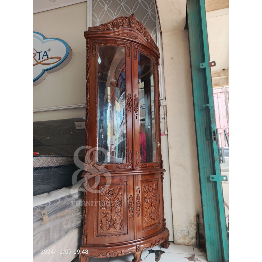 Lemari Hias Sudut Jati | Lemari Kaca jati Sudut Mawar