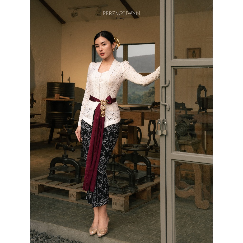 PEREMPUWAN | Atasan Kebaya Bali Kutu Baru Brokat Putih Wisuda Modern Aesthetic Elegant Premium Mewah
