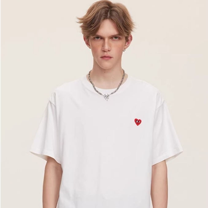 Kaos T - shirt Pria Hitam dengan Cetakan Hati Merah, Gaya Kasual