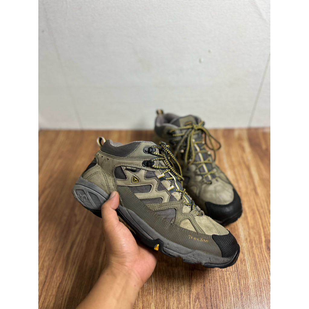 Sepatu gunung second treksta
