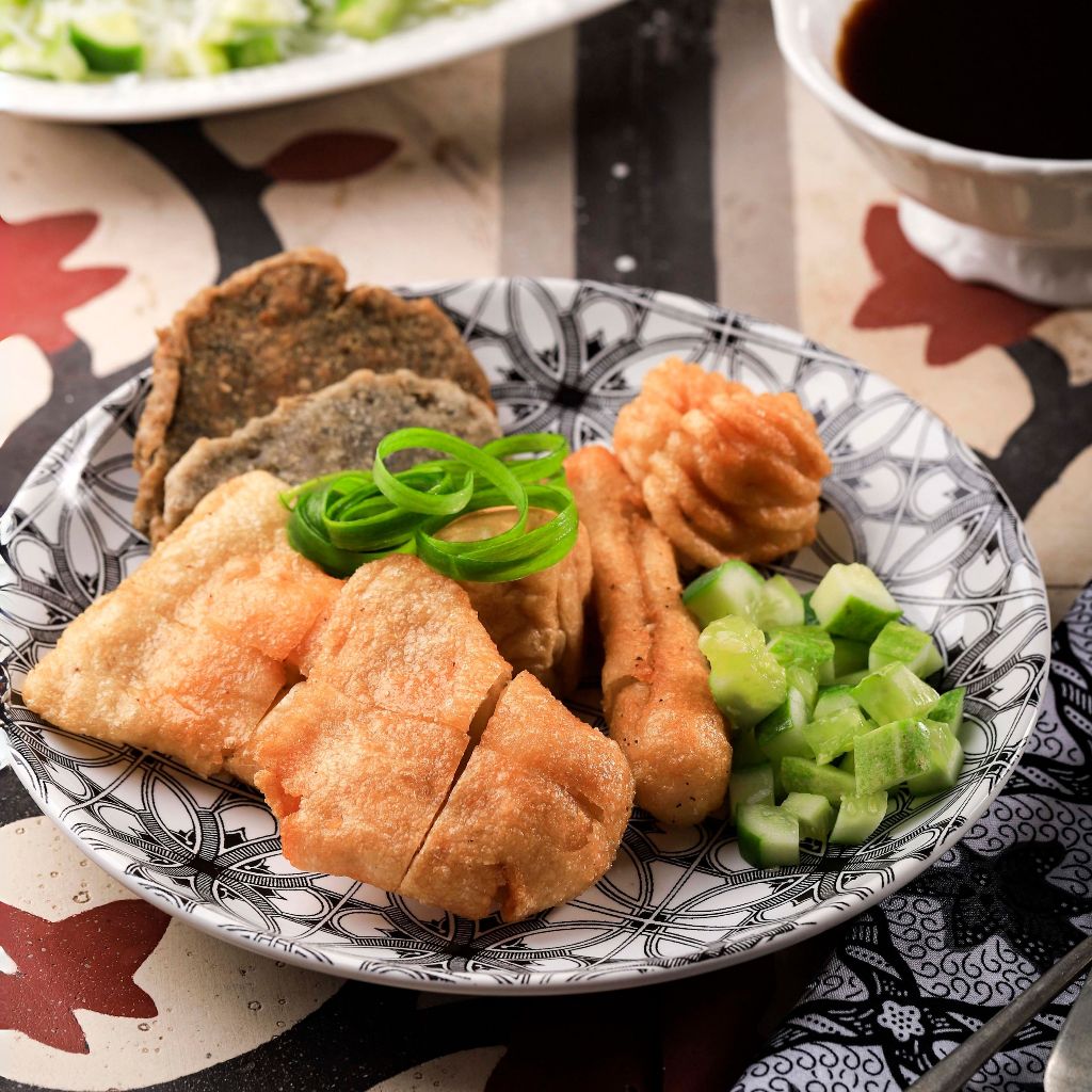 

Pempek Kapal Selam Kecil ikan kakap super 10 pcs + ebi + cuko + cabe + timun