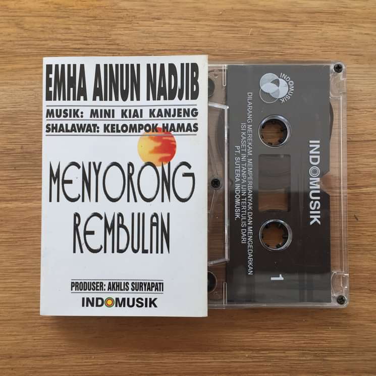 Kaset indonesia: EMHA AINUN NADJIB - Menyorong Rembulan