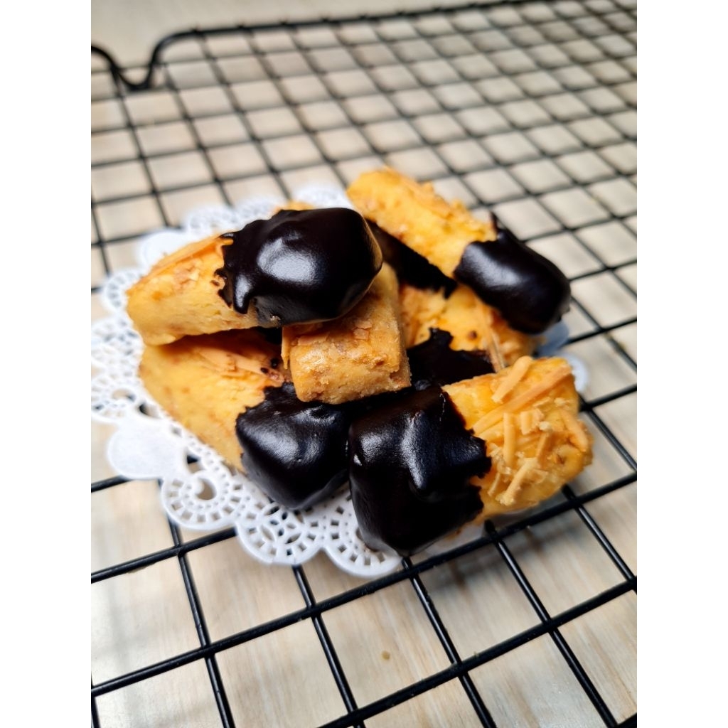 

Kastengel full keju selimut coklat home made by. Mam's Haura 400ml/kue kering/kue lebaran/camilan