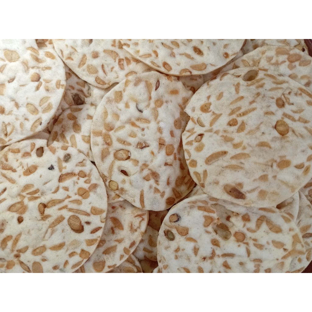 

keripik tempe sagu crispy,gurih renyah,camilan siap saji.berat 1kg dengan packing