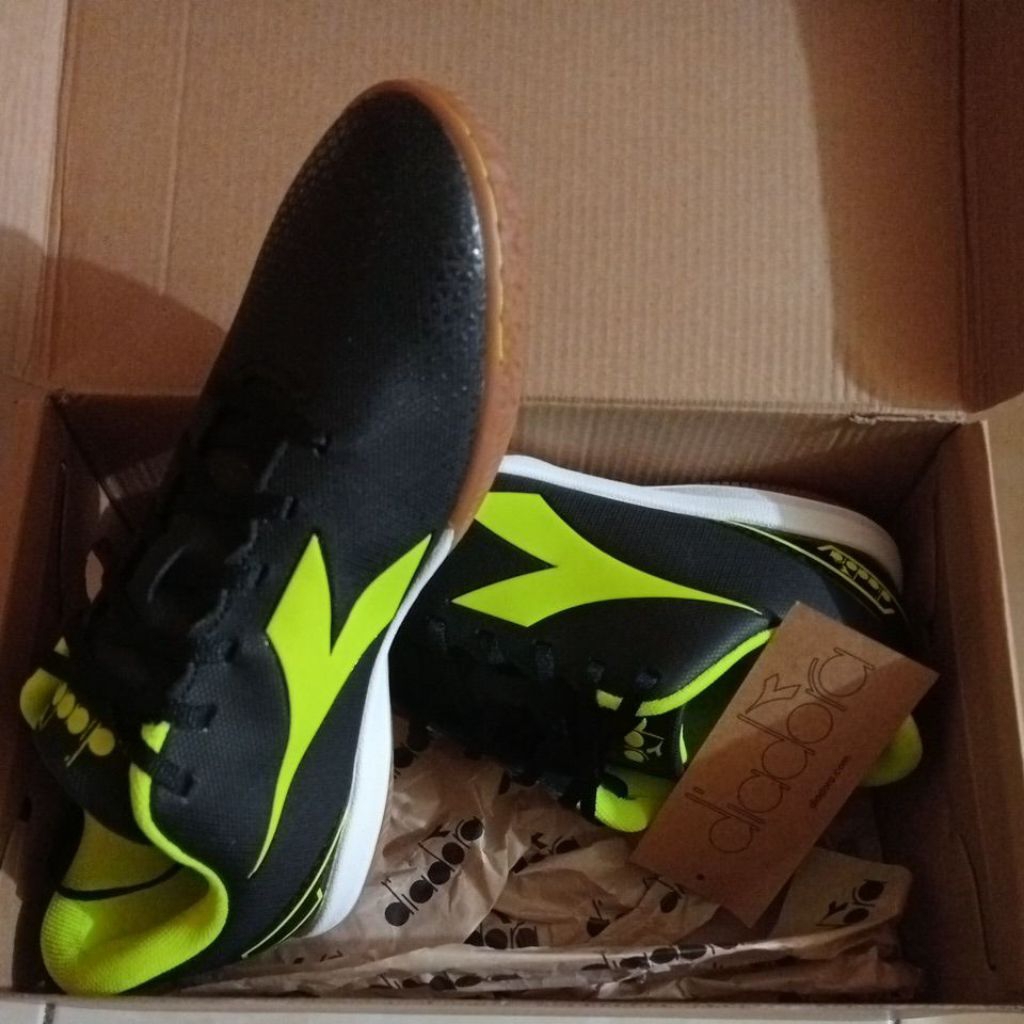 sepatu futsal diadora