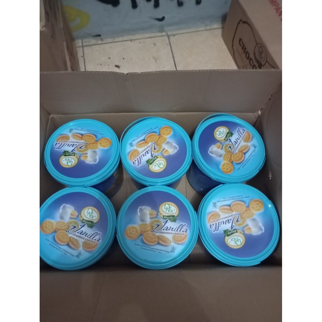 

BISCUITS VANILLA SANDWICH CRACKER KREKERS SANDWICH DENGAN KRIM RASA VANILLA 1 KARTON ISI 6 PCS