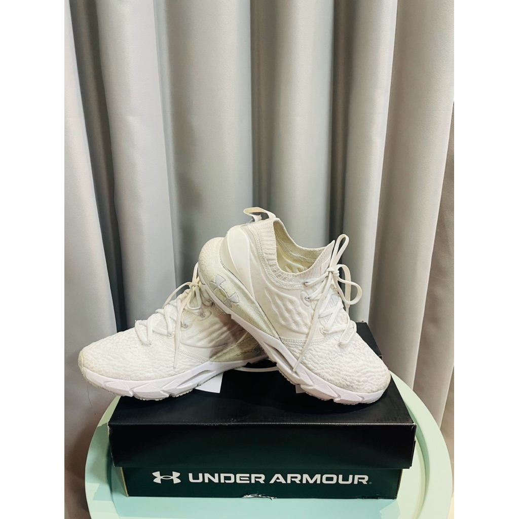 Sepatu gym running Under Armour Shoes White