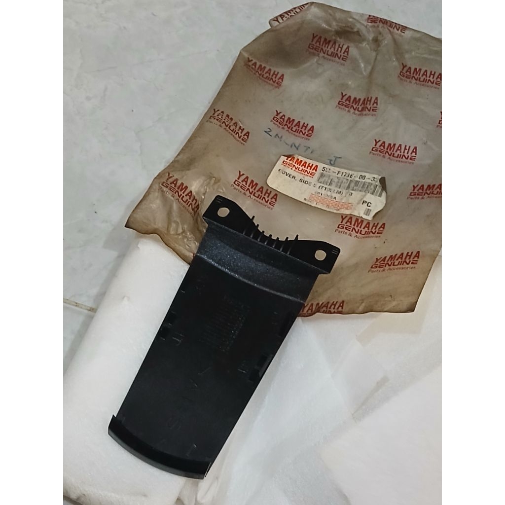 5LL - F171E - 00 - 33 SAMBUNGAN COVER BODI YAMAHA YUPITER Z HITAM  ORIGINAL YGP