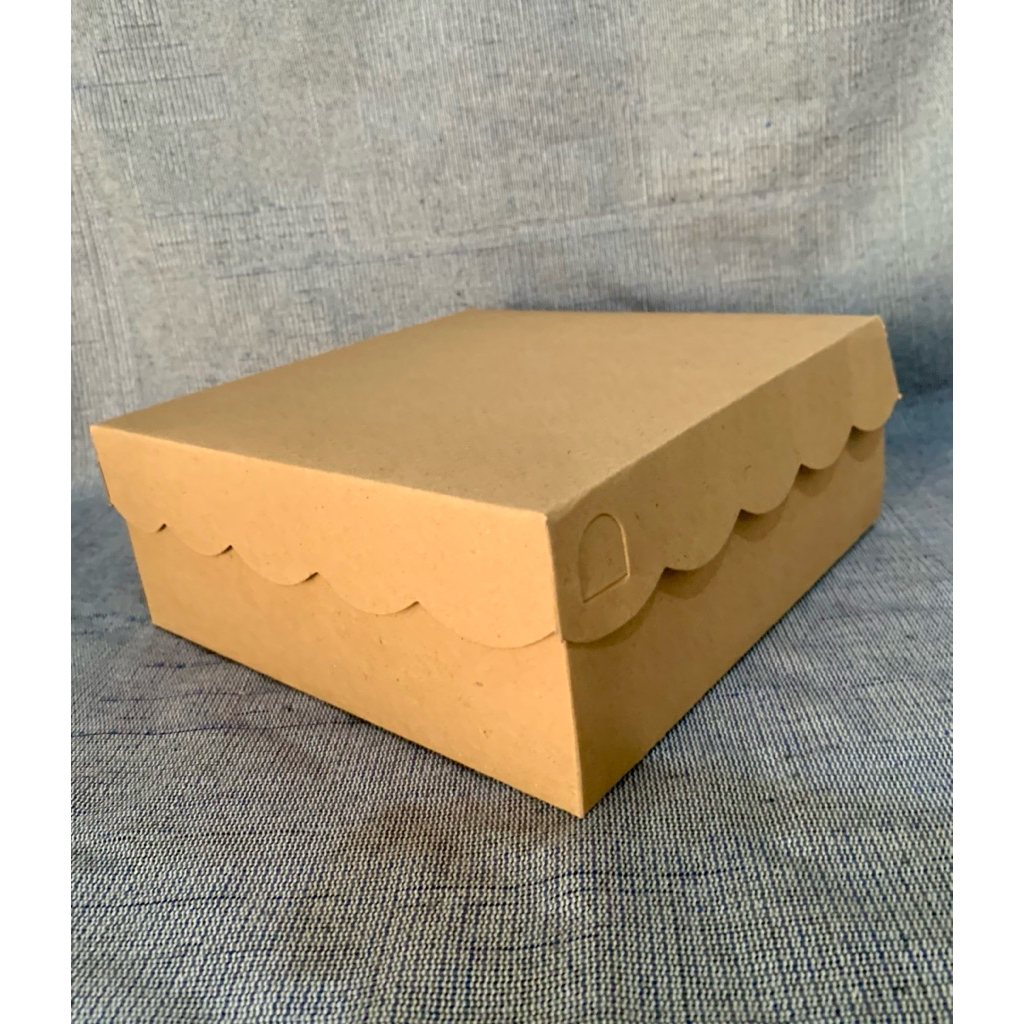 

Dus Nasi/Dus Kue uk 18x18x7 Coklat Polos || Kardus Nasi || Kardus Kue || Dus Coklat Polos ||