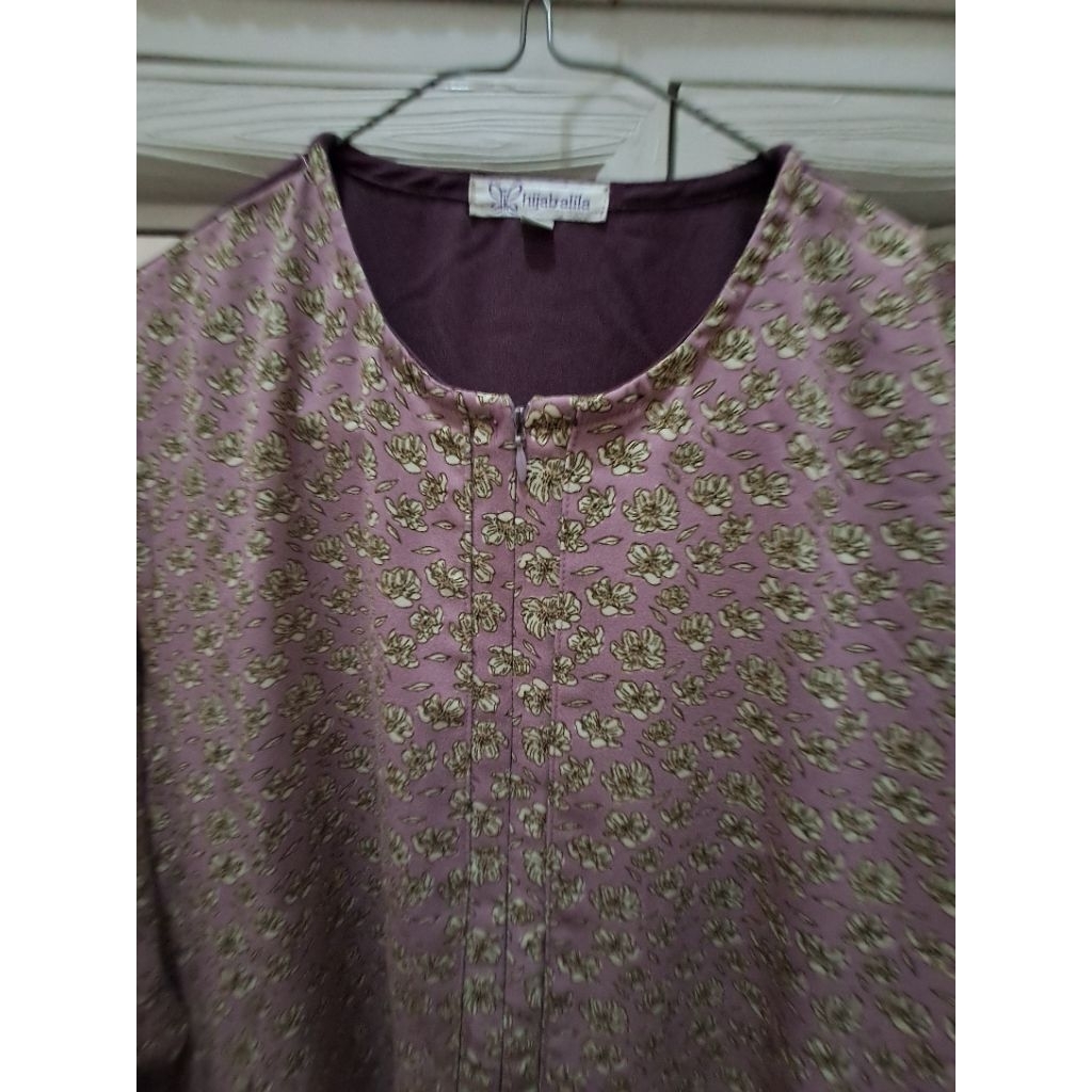 Gamis Lya by Hijab Alila warna Plum size M (Preloved)