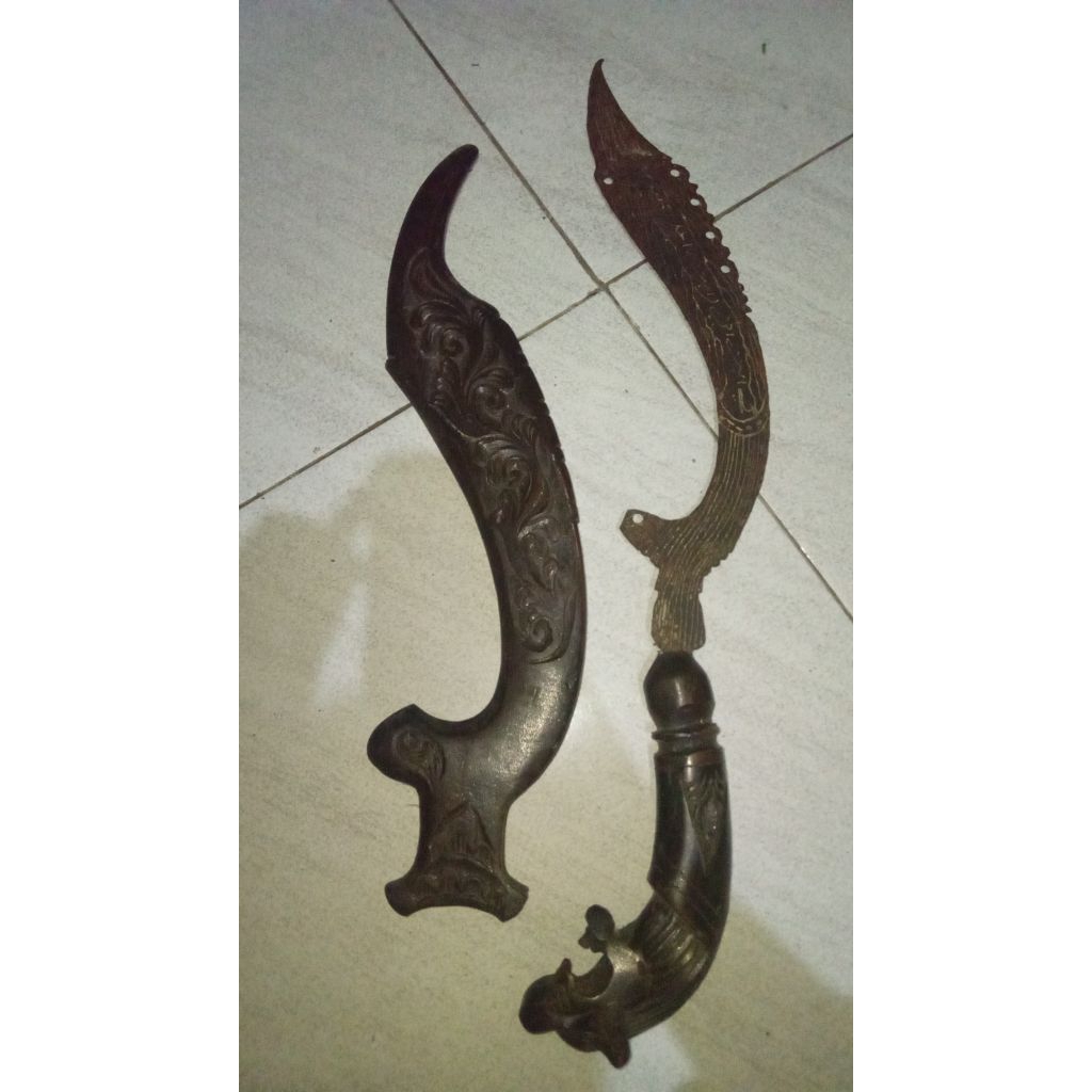 kujang asli (pajangan) bahan kayu jati dan kuningan