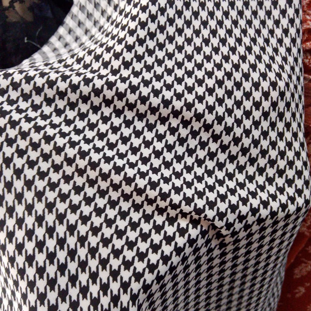Kain Moscrepe Motif Houndstooth Premium – Bahan Halus, Jatuh, Cocok untuk Gamis (Harga Kain Per½ Met