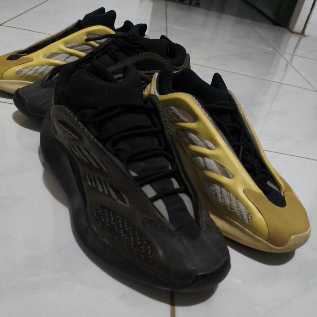 Adi Yeezy 700 v3