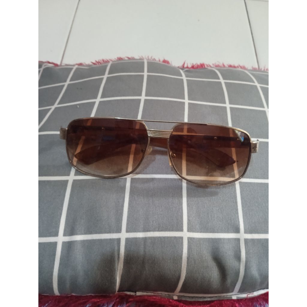 kacamata merek PRADA made in Italy